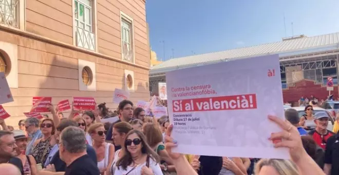 La presión popular obliga a Vox a recuperar las revistas en valenciano que censuró en Borriana