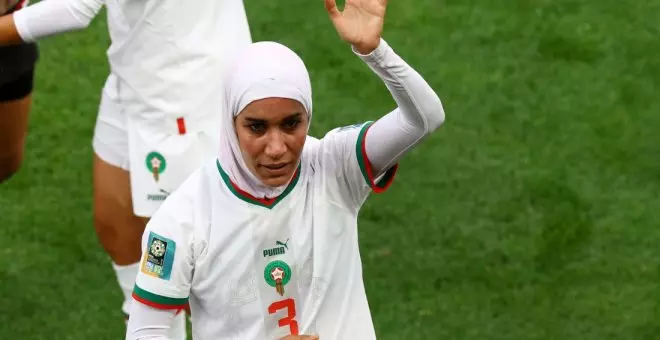 Nouhalia Benzina, la primera futbolista en portar el hiyab en el Mundial