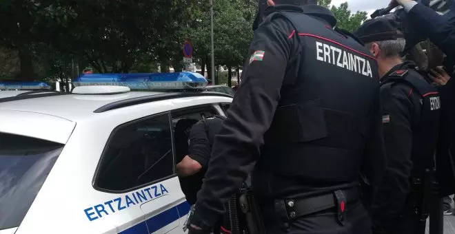 La Ertzaintza investiga a un agente que protestó fuera de servicio contra Sánchez por la ley de amnistía
