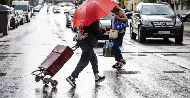 Emergencias pide a los madrileños que extremen la precaución y no usen vehículos privados ante el aviso por lluvias