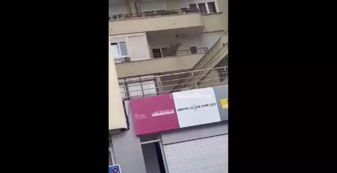 Una mujer lanza objetos por el balcón y rompe las ventanas del piso tras una discusión de pareja