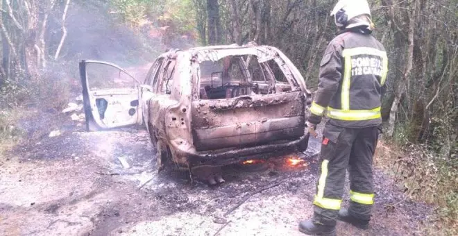 Un incendio en el monte Arria calcina un vehículo y afecta a la vegetación cercana