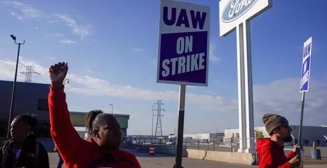 La huelga paraliza tres plantas de montaje de los gigantes del automóvil en EEUU