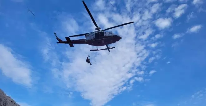 Rescatan en helicóptero a una asturiana indispuesta en la ruta de Tresviso