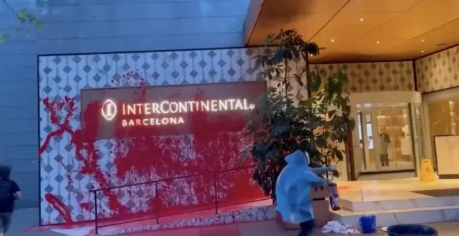 Activistes per l'habitatge ruixen amb pintura un hotel de Barcelona vinculat al congrés The District