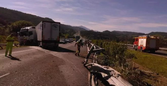 Un camión se sale de la vía e invade el carril contrario en la A-8 en San Vicente