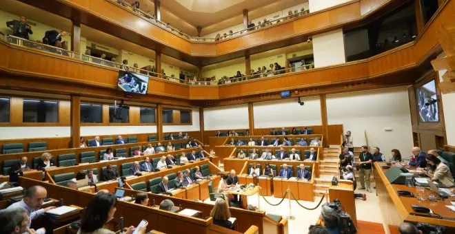Euskadi aprueba su primera ley de memoria mientras que PP y Vox la derogan en Cantabria