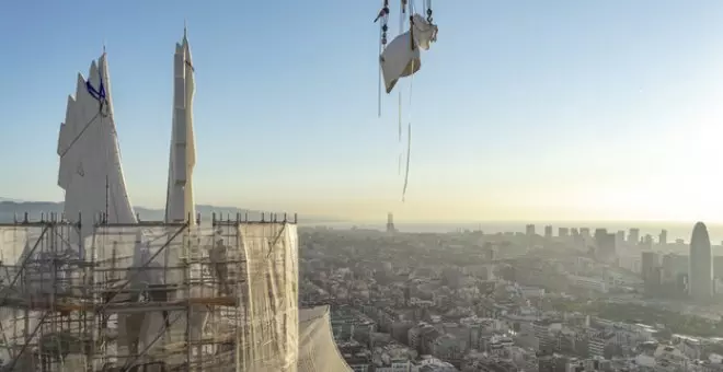 La Sagrada Família corona la torre de l'evangelista Mateu amb una figura humana