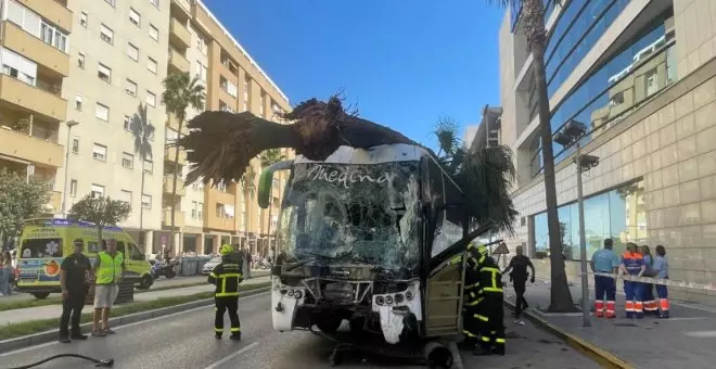 Tres muertos al estrellarse un autobús sin frenos contra un centro comercial en Cádiz