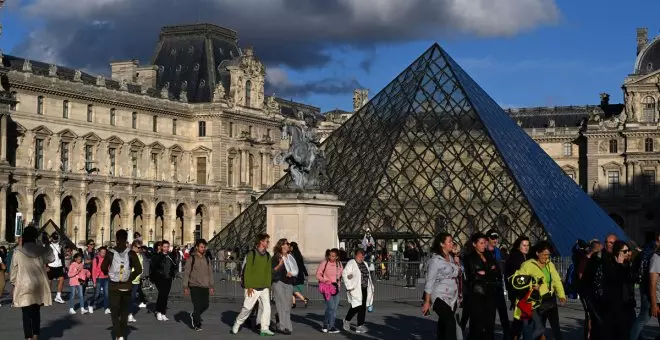 Francia evacua el Louvre, el Palacio de Versalles y una estación de París por temor a un atentado