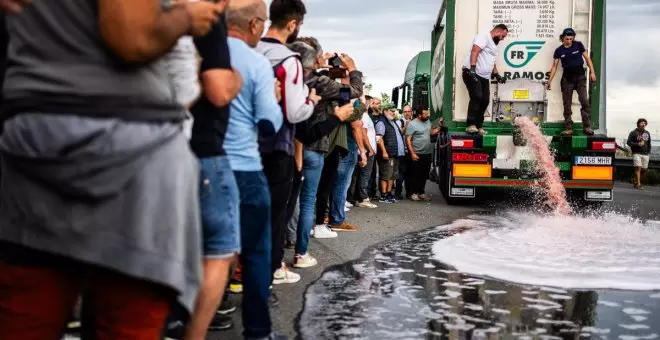 Vino derramado y la frontera bloqueada: por qué los agricultores franceses han saqueado camiones españoles
