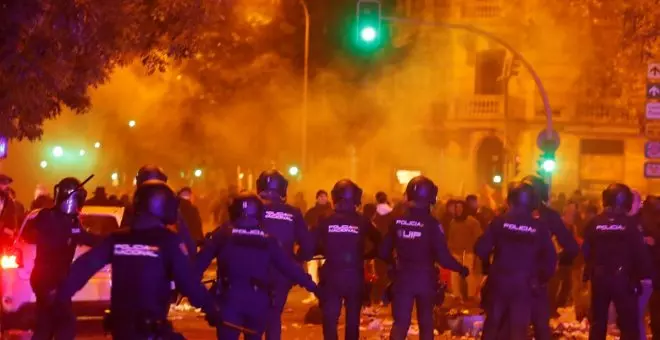 Policías alertan de la creciente radicalización de los manifestantes en las sedes del PSOE