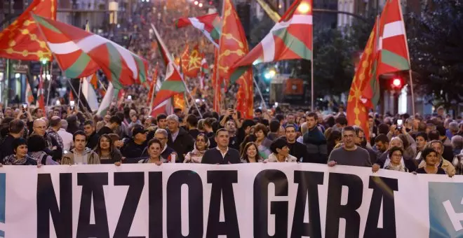 EH Bildu reivindica el muro levantado contra la ultraderecha con una gigantesca manifestación en Bilbao