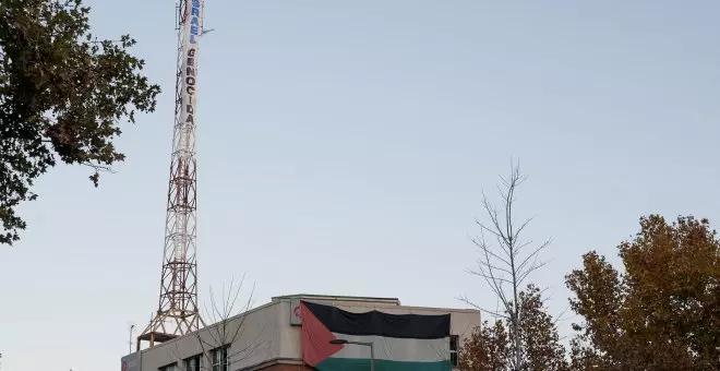 Unos activistas despliegan una bandera de Palestina frente a la Embajada israelí