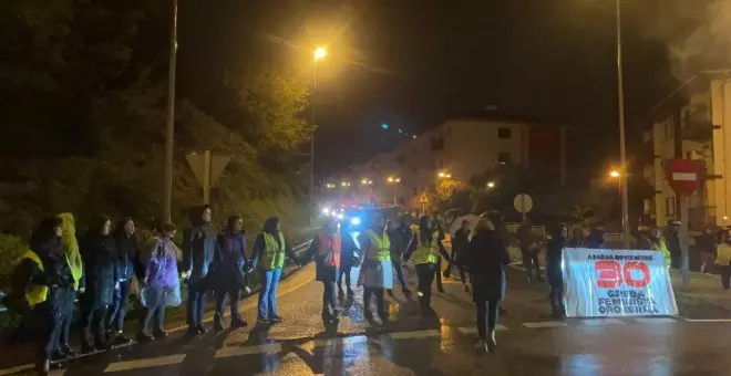 Calles y carreteras colapsadas marcan el inicio de la huelga feminista vasca