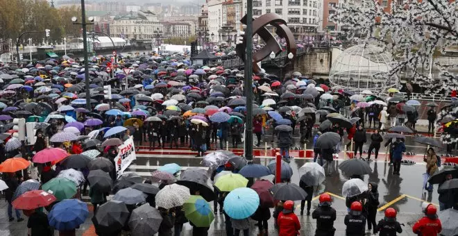 "No estamos todas, faltan las internas": la huelga feminista desborda Bilbao entre un mar de paraguas