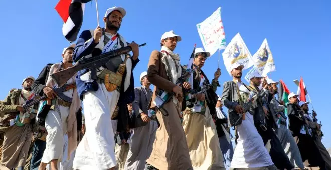 Los rebeldes hutíes de Yemen amenazan con atacar todo barco que se dirija a Israel en respuesta a los ataques en Gaza