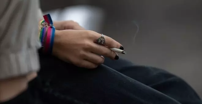 "Espero gente del PP con 200 cigarros diciendo 'a mi nadie me dice lo que tengo que fumar'": los tuiteros reaccionan al plan antitabaco de Mónica García