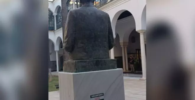Por Andalucía y Adelante denuncian la "vandalización" del busto de Blas Infante con una pegatina "ultraderechista"