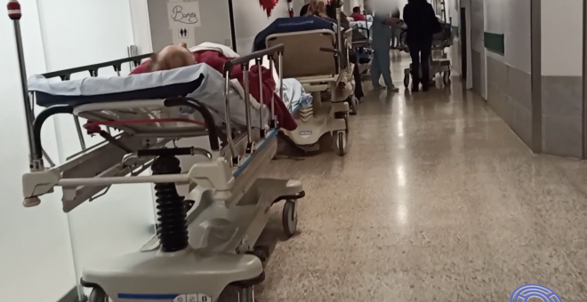 La falta de personal colapsa tres hospitales gallegos y el presidente de la Xunta responde pidiendo "sentidiño" ciudadano