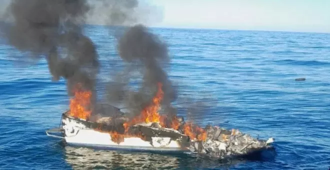 Un barco se incendia y se hunde cerca de la Isla de Mouro