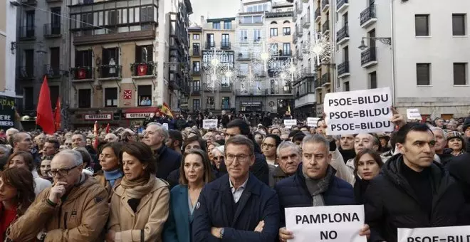 Miles de personas se concentran en Pamplona contra la moción de censura presentada por EH Bildu y el PSOE