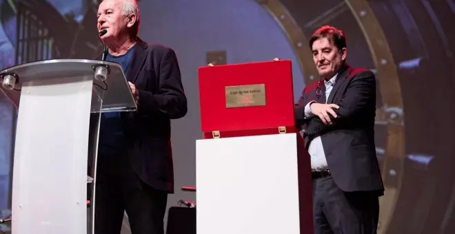 Víctor Manuel cierra su 75 aniversario con la entrega de su legado a la Caja de las Letras del Instituto Cervantes