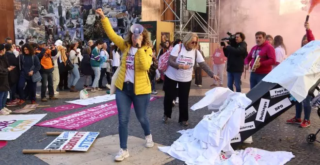 Un miler d'infermeres llancen les seves bates a la plaça de Sant Jaume per reclamar la dimissió de Balcells