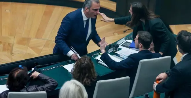 El concejal de Vox Ortega Smith tira una botella a la cara de un edil de Más Madrid en el Pleno