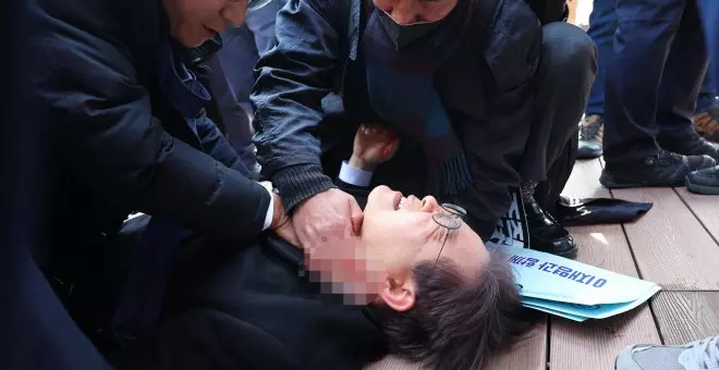 El líder de la oposición en Corea del Sur es apuñalado en el cuello en un acto público