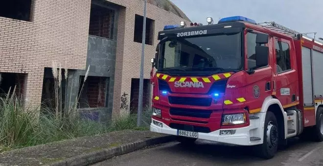 Bomberos de Santander sofocan un incendio en una obra en Liencres