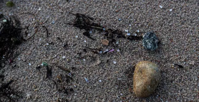 Los microplásticos perdidos por un barco polaco empiezan a llegar a la costa cántabra