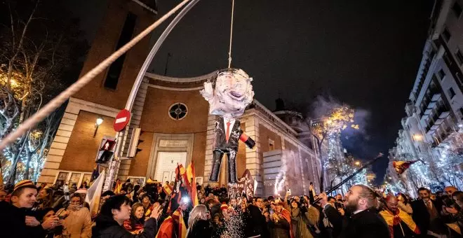 Un juzgado investiga la protesta de Nochevieja en Ferraz en la que se ahorcó un muñeco de Pedro Sánchez