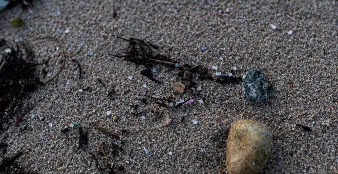 El vertido de microplásticos se extiende por la costa de A Coruña y la Mariña lucense