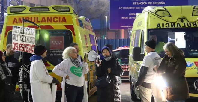 Vecinos y sanitarios protestan en La Paz contra la saturación de las Urgencias: "Hay pacientes que están 36 horas"
