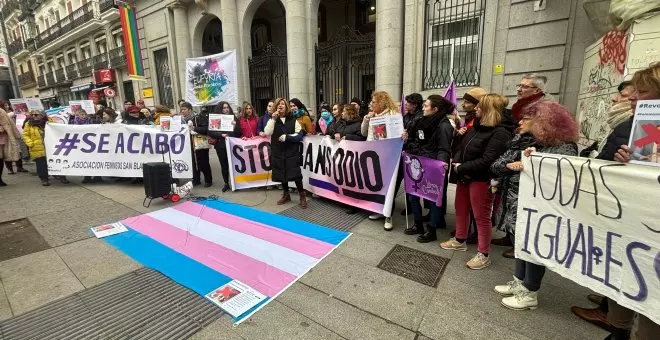 "Votar al PSOE es votar transfobia": concentración frente al Ministerio de Igualdad para reclamar el cese de Isabel García por sus posiciones tránsfobas