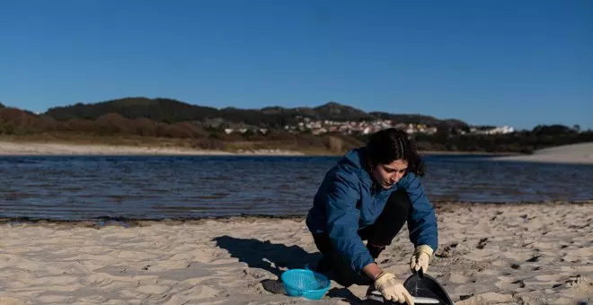 Mariscadoras y voluntarios planean una manifestación contra la gestión de la crisis de los pellets en plena campaña gallega