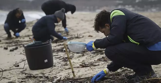 Galicia pide al Gobierno medios para limpiar los pellets desde el mar pero rechaza la ayuda en las playas