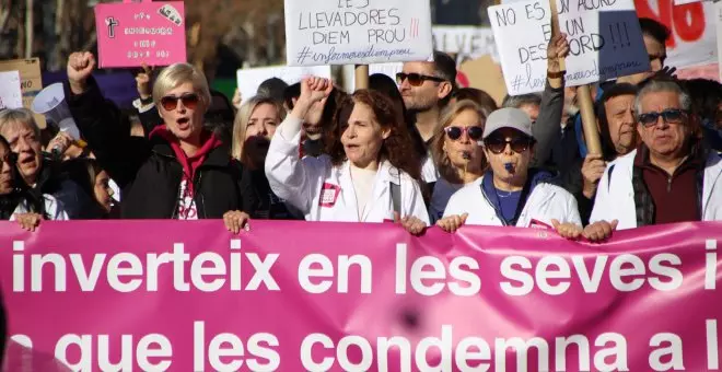 Milers d'infermeres es manifesten a Barcelona per reclamar millores un mes després de l'inici de la vaga indefinida