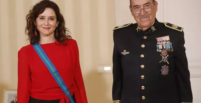 Un general retirado condecora a Ayuso como Gran Dama de los Reales Tercios de España: "También nos gusta la fruta"