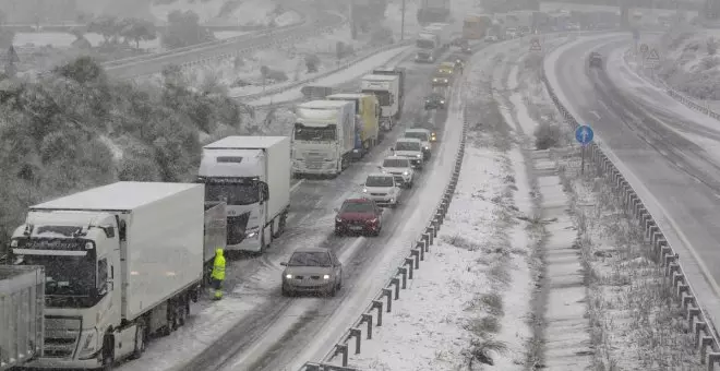La borrasca 'Juan' deja lluvias y a cientos de conductores atrapados por la nieve