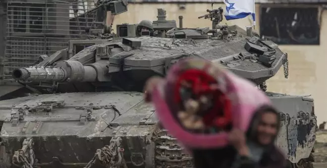 Israel intensifica los combates en Jan Yunis y destruye túneles en el norte de Gaza, según el Ejército