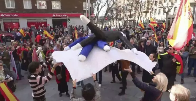Una nueva protesta de ultras en Ferraz mantea un muñeco de Pedro Sánchez al grito de "1, 2, 3, colgado por los pies"