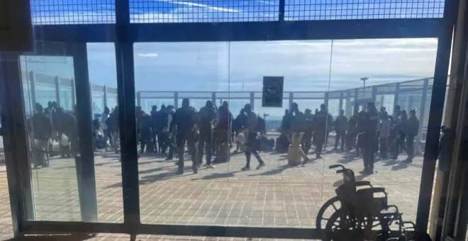 El hacinamiento de los solicitantes de asilo en Barajas llega ya a la zona de embarque e Interior responde con antidisturbios