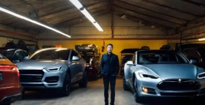 Visitamos el garaje de Elon Musk, donde no todos los coches son precisamente eléctricos