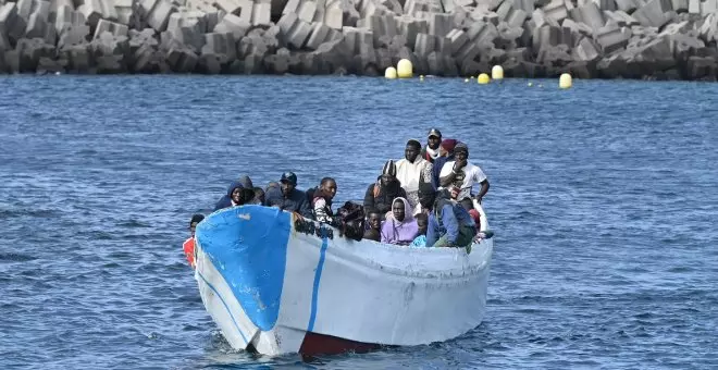 La llegada de cayucos a Canarias mantiene su intensidad con 900 rescatados durante el fin de semana