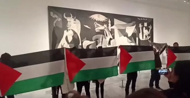Un grupo de activistas denuncia, frente al Guernica, el genocidio en Gaza
