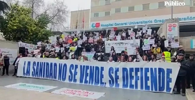 "Ayuso, escucha esta es nuestra lucha": la protesta de los vecinos de la Comunidad de Madrid contra el "desmantelamiento" de la Atención Primaria
