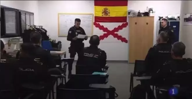 La Policía Nacional cuelga una bandera utilizada por la extrema derecha en la comisaría de Las Palmas