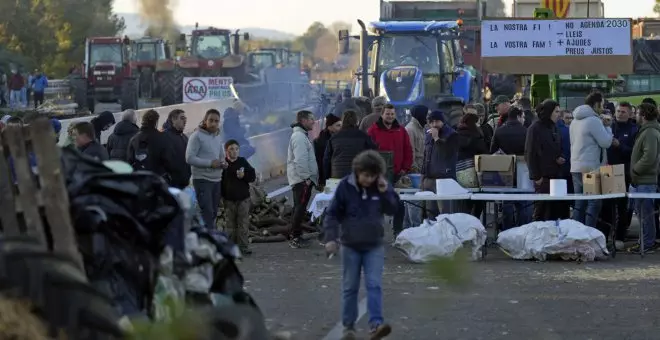 Las protestas de los agricultores cortan la AP-7 en Girona y bloquean carreteras sevillanas y extremeñas